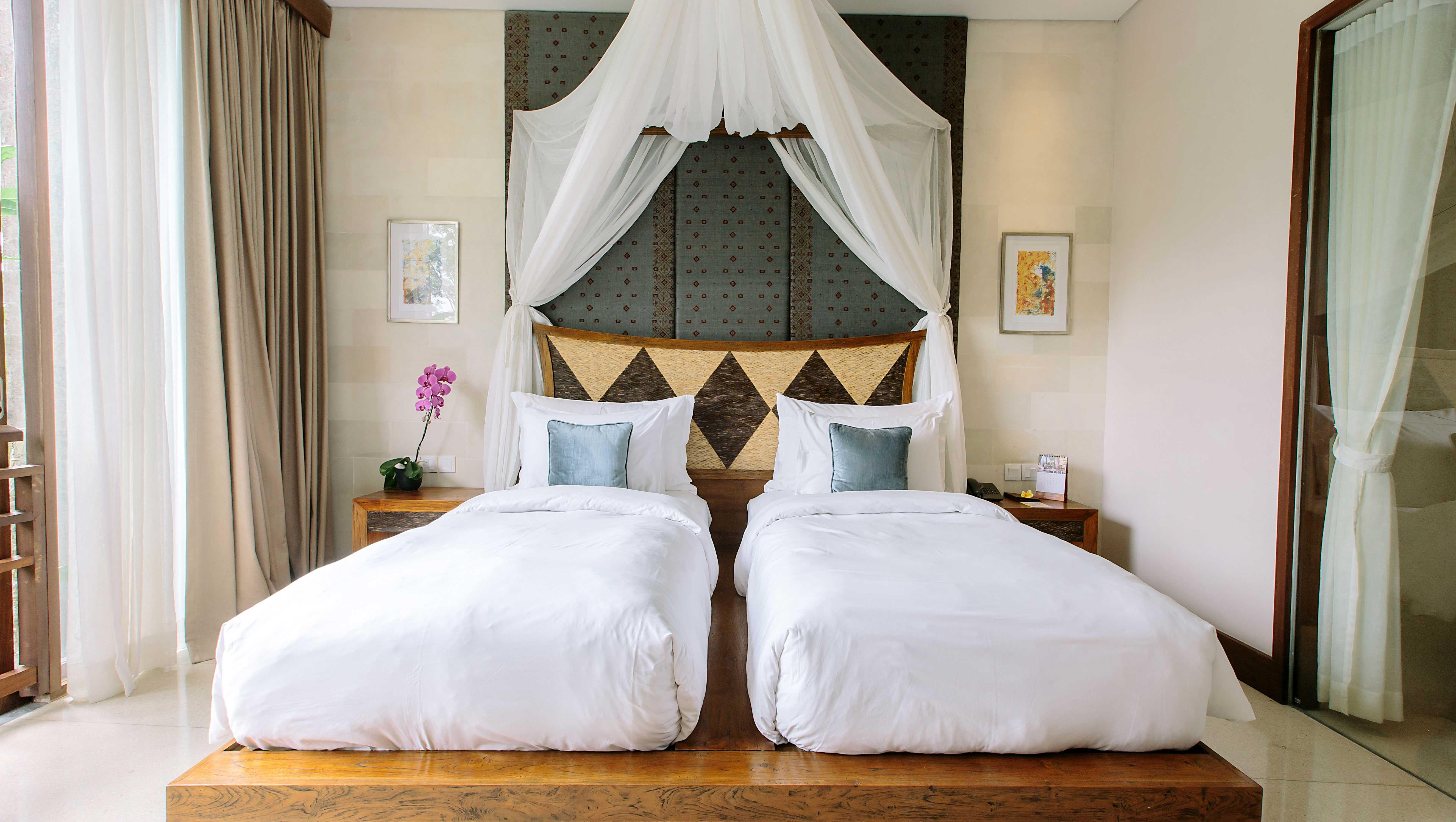 เตชาปรานา รีสอร์ต แอนด์ สปา Hotel อูบุด ภายนอก รูปภาพ A bed with mosquito netting