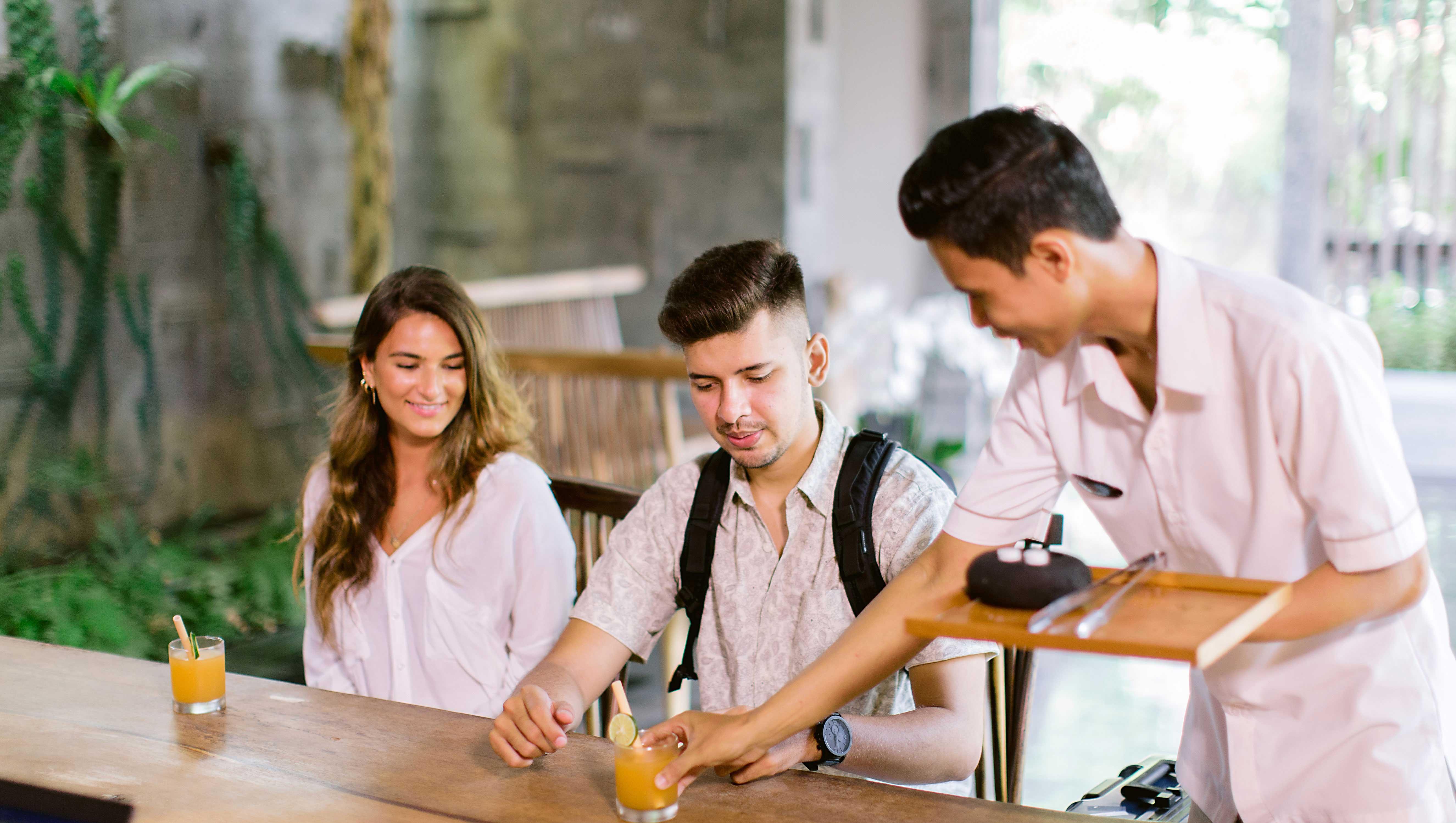เตชาปรานา รีสอร์ต แอนด์ สปา Hotel อูบุด ภายนอก รูปภาพ A waiter serving drinks