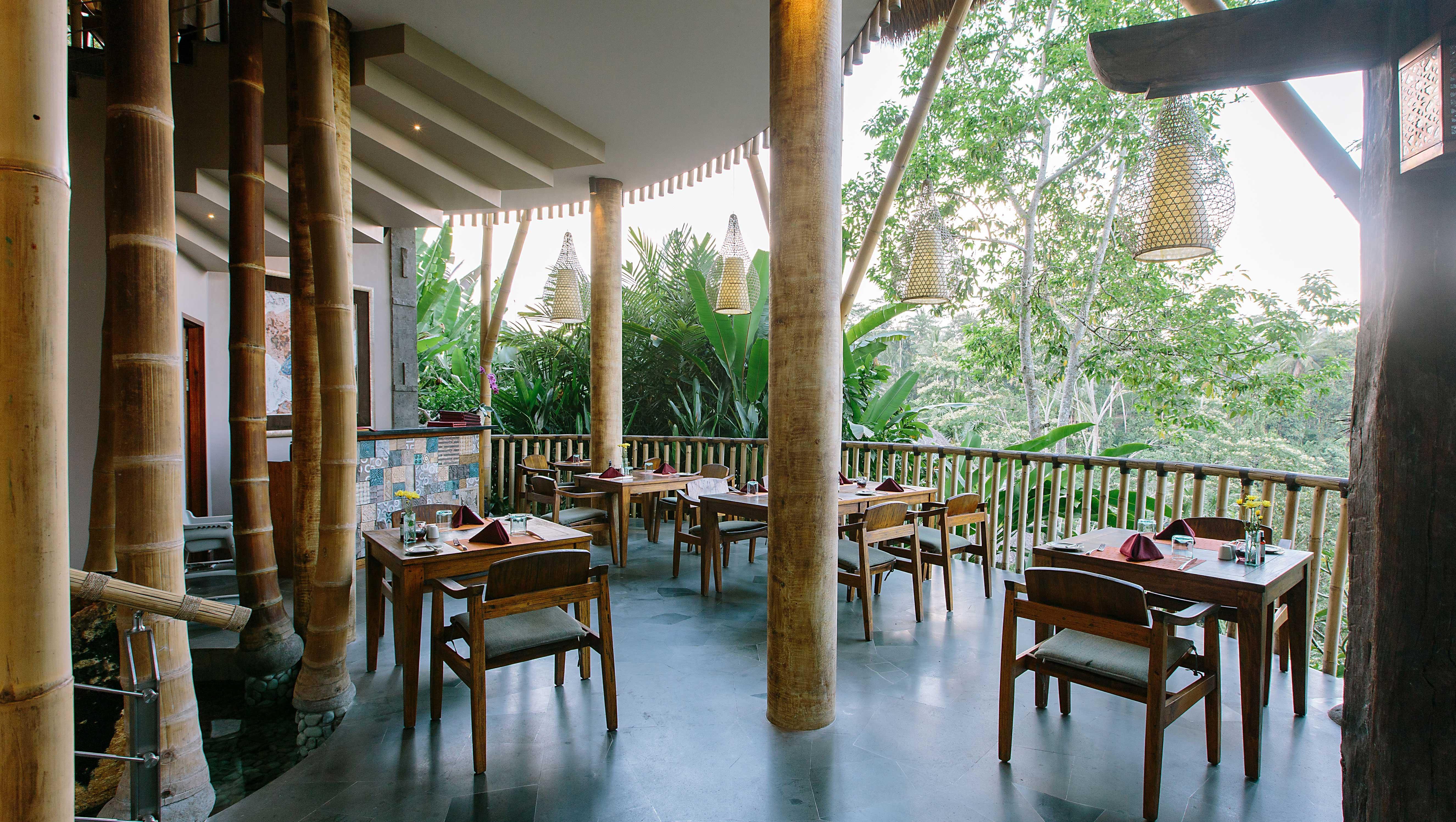 เตชาปรานา รีสอร์ต แอนด์ สปา Hotel อูบุด ภายนอก รูปภาพ The restaurant at the resort