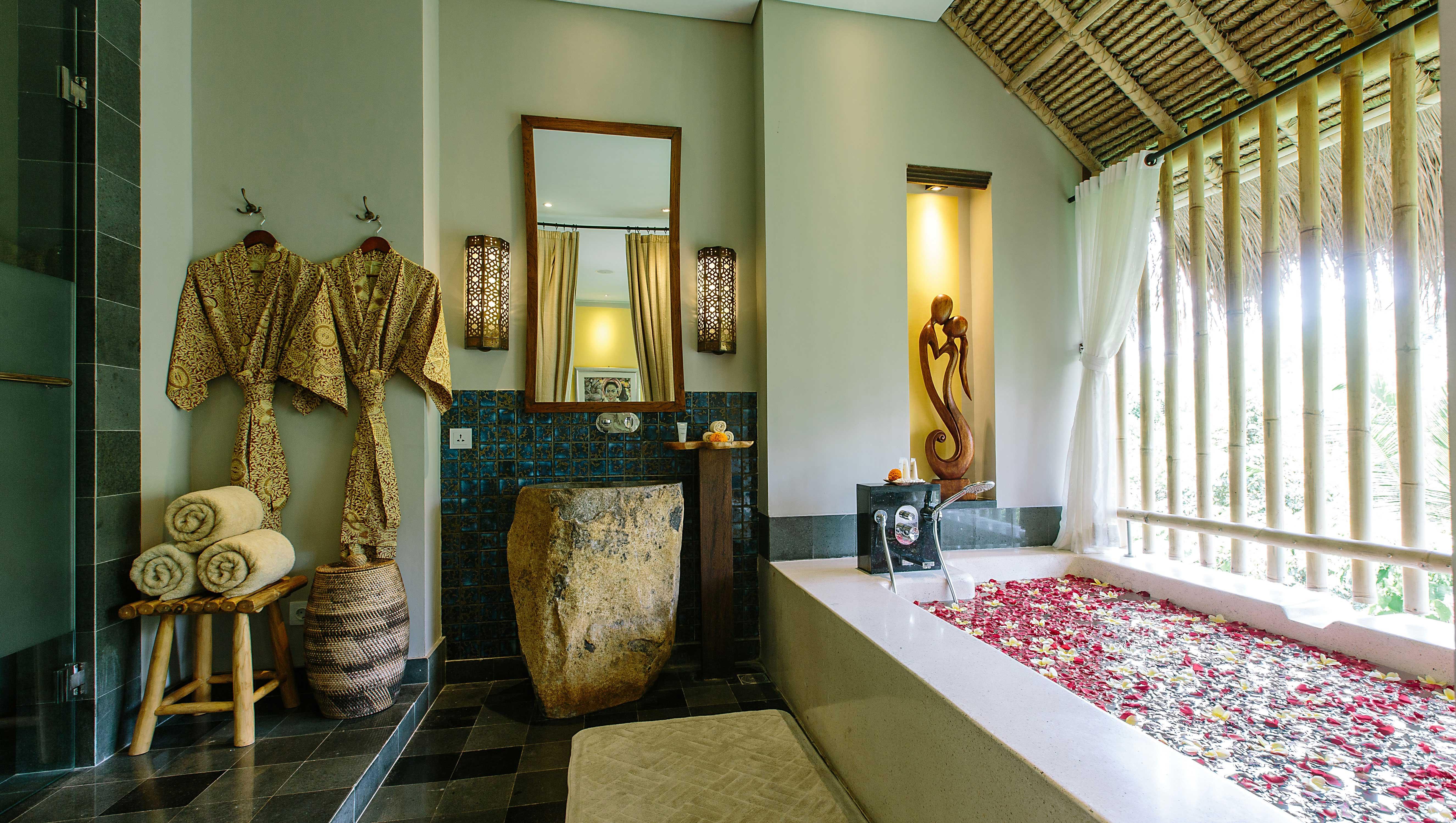 เตชาปรานา รีสอร์ต แอนด์ สปา Hotel อูบุด ภายนอก รูปภาพ A bathroom at the resort