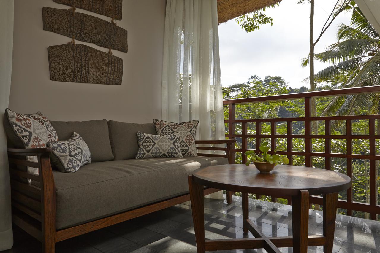 เตชาปรานา รีสอร์ต แอนด์ สปา Hotel อูบุด ภายนอก รูปภาพ A living room in a villa at the resort