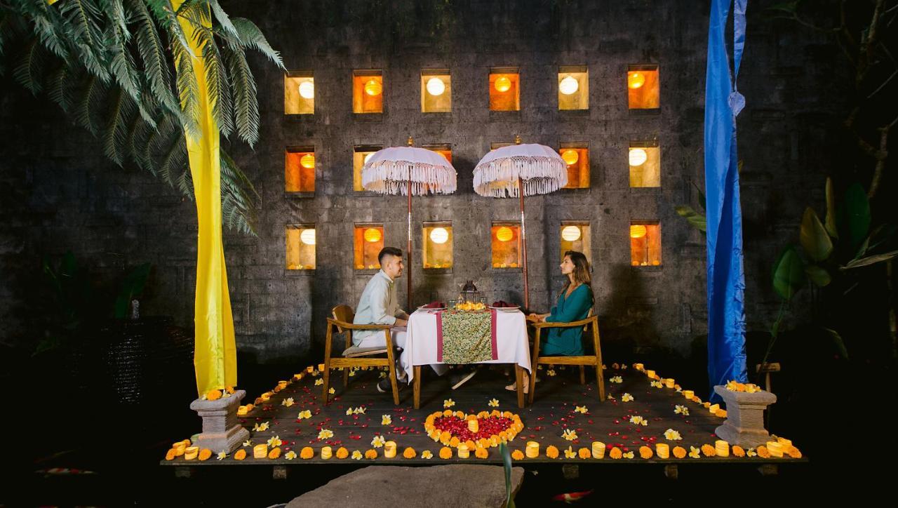 เตชาปรานา รีสอร์ต แอนด์ สปา Hotel อูบุด ภายนอก รูปภาพ A romantic dinner at a resort in Bali, Indonesia