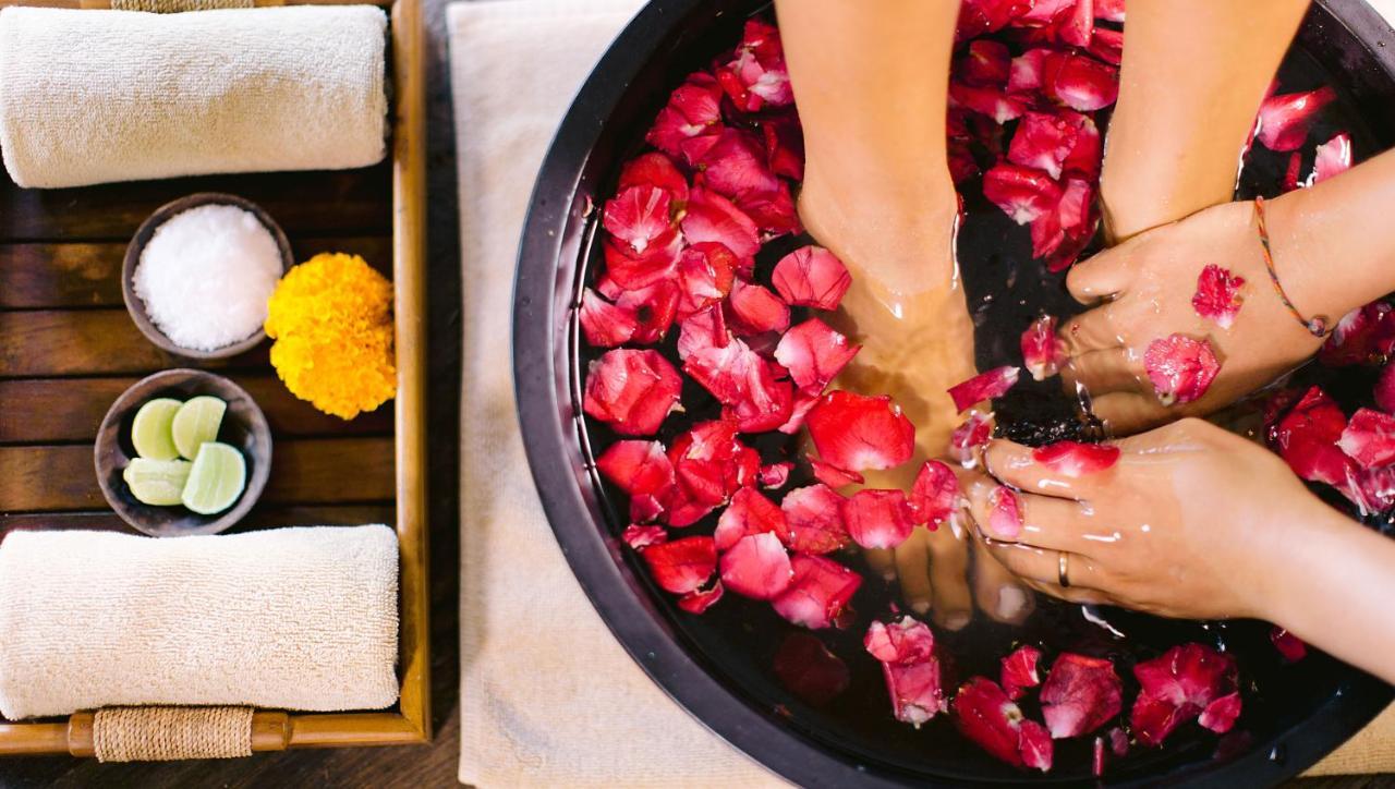 เตชาปรานา รีสอร์ต แอนด์ สปา Hotel อูบุด ภายนอก รูปภาพ A woman's feet in a spa